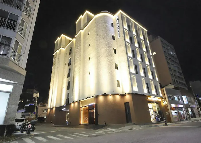 Brown Dot Dadaepo Hotel 3*