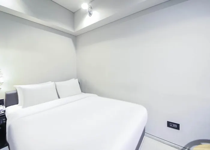 Brown Dot Dadaepo Hotel 3*